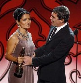 Antonio Banderas hace entrega a Salma Hayek del premio "Anthony Quinn" a su carrera